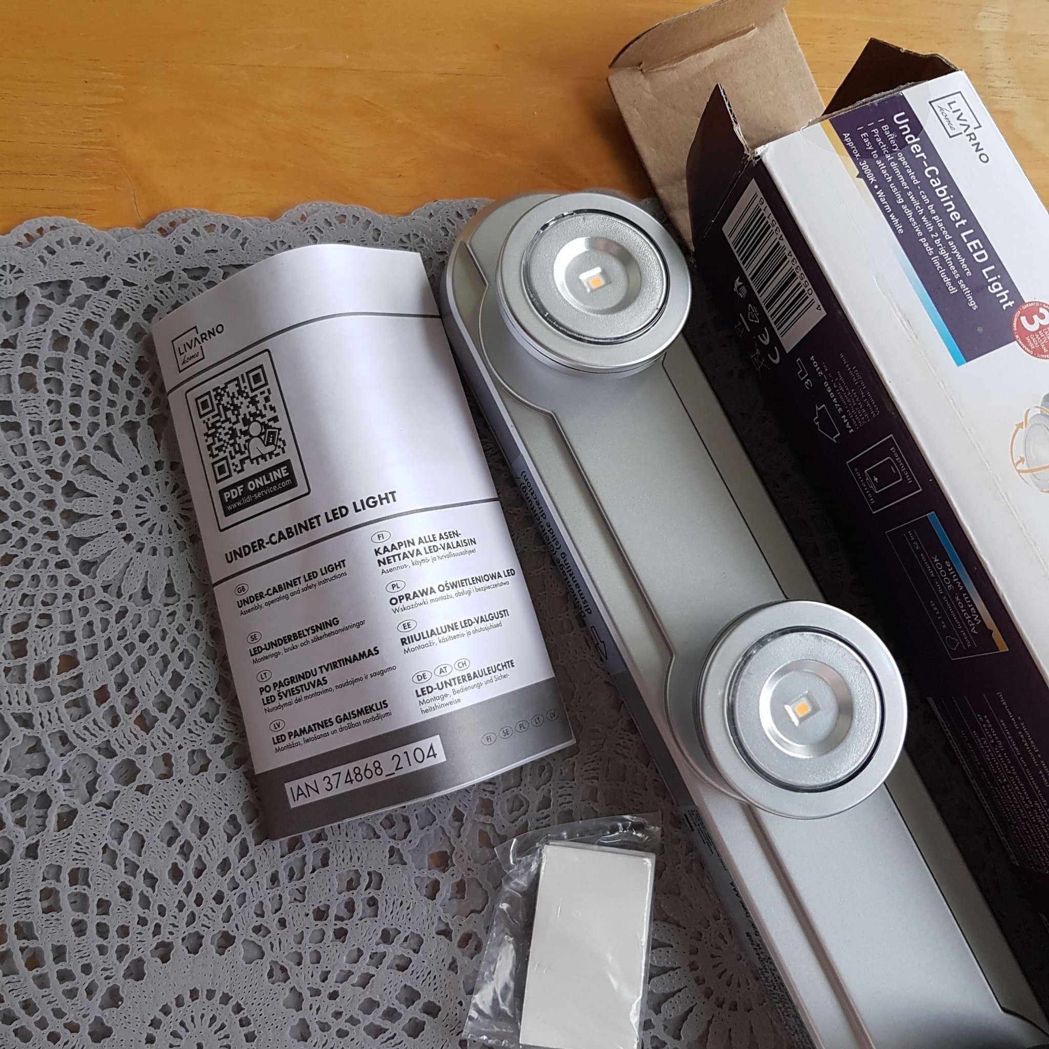 Led spot lampa. Med 3 lampor . Fungerar på batteri.