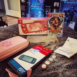 NY oöppnad Nintendo Switch Lite Coral Pink med massa tillbehör + 1 Spel