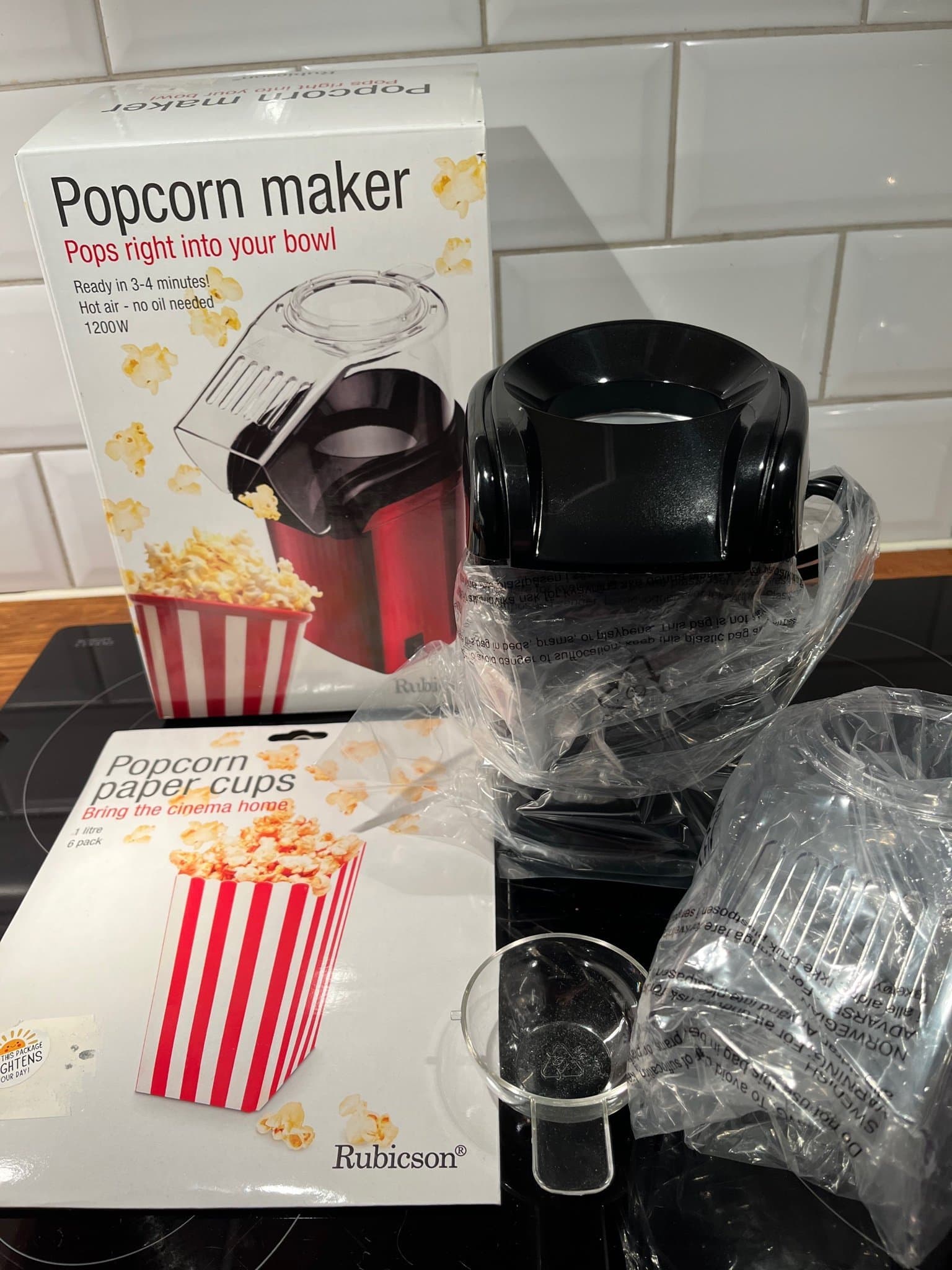 Popcornmaskin med tillbehör Rubicon helt ny med popcornbägare
