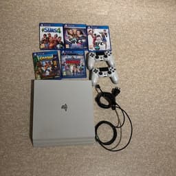 Playstation 4 Pro med spel och handkontroller