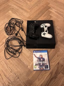 Playstation 4 med 2 handkontroller och FIFA 23