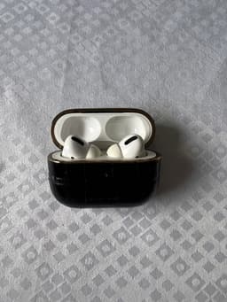 Apple AirPods Pro (1st gen) inkl skal.