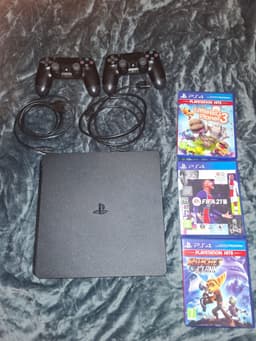 Playstation 4 med 2 handkontroller och 3 spel