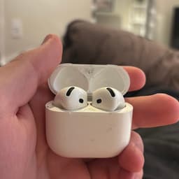 AirPods 4 med aktiv brusreducering