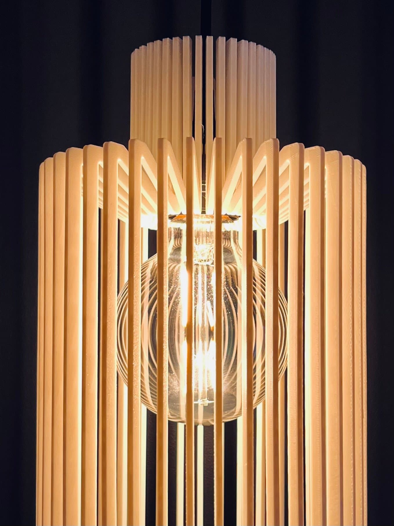 Modern vit pendellampa – öppen stavkonstruktion, ger fint ljusspel