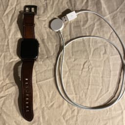 Apple Watch Series 5, 44mm med läderarmband