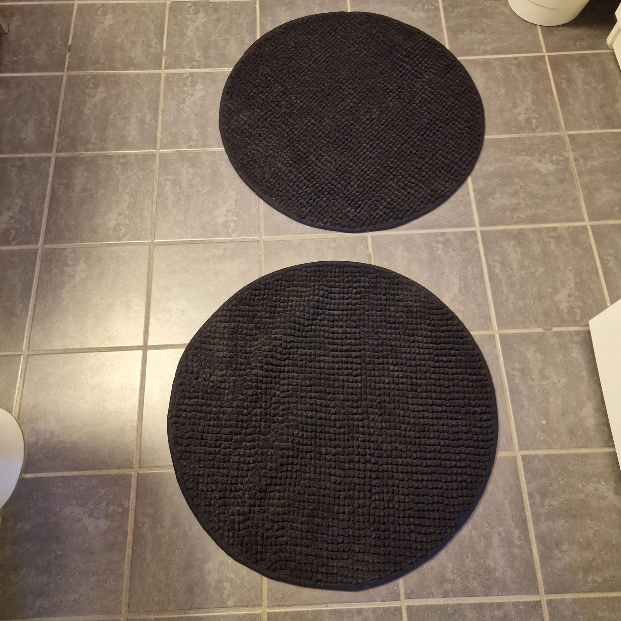 2 badrumsmattor 54 cm diameter