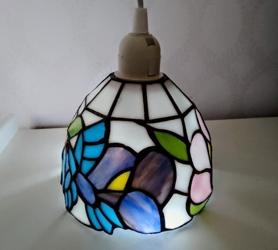 JÄTTEFIN FÖNSTER LAMPA I TIFFANY STILL ,HELT NY I ORIGINAL KARTONGEN