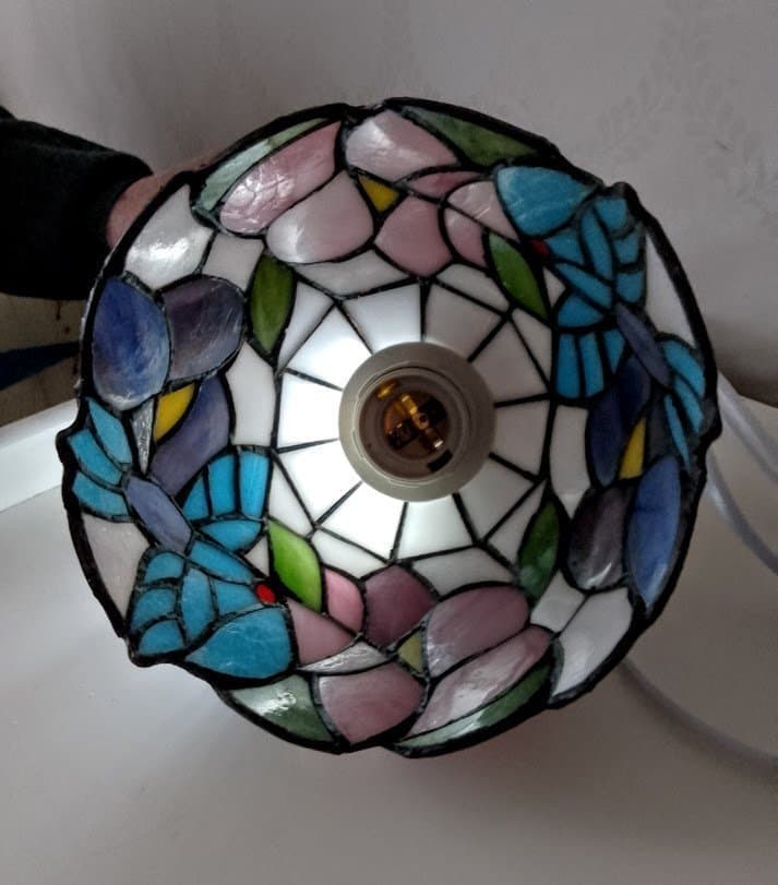 JÄTTEFIN FÖNSTER LAMPA I TIFFANY STILL ,HELT NY I ORIGINAL KARTONGEN