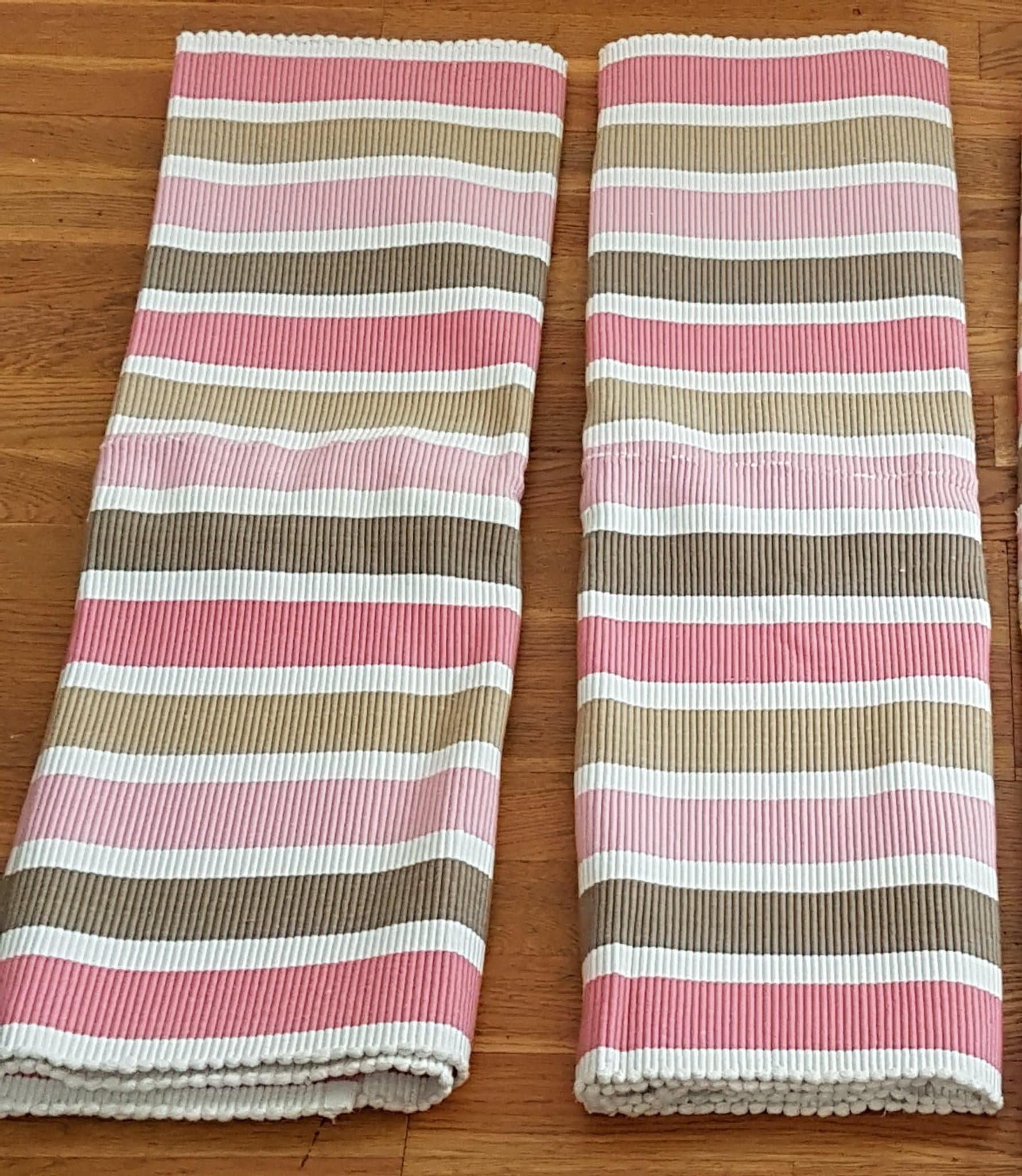 Två stycken mattor i fina färger.