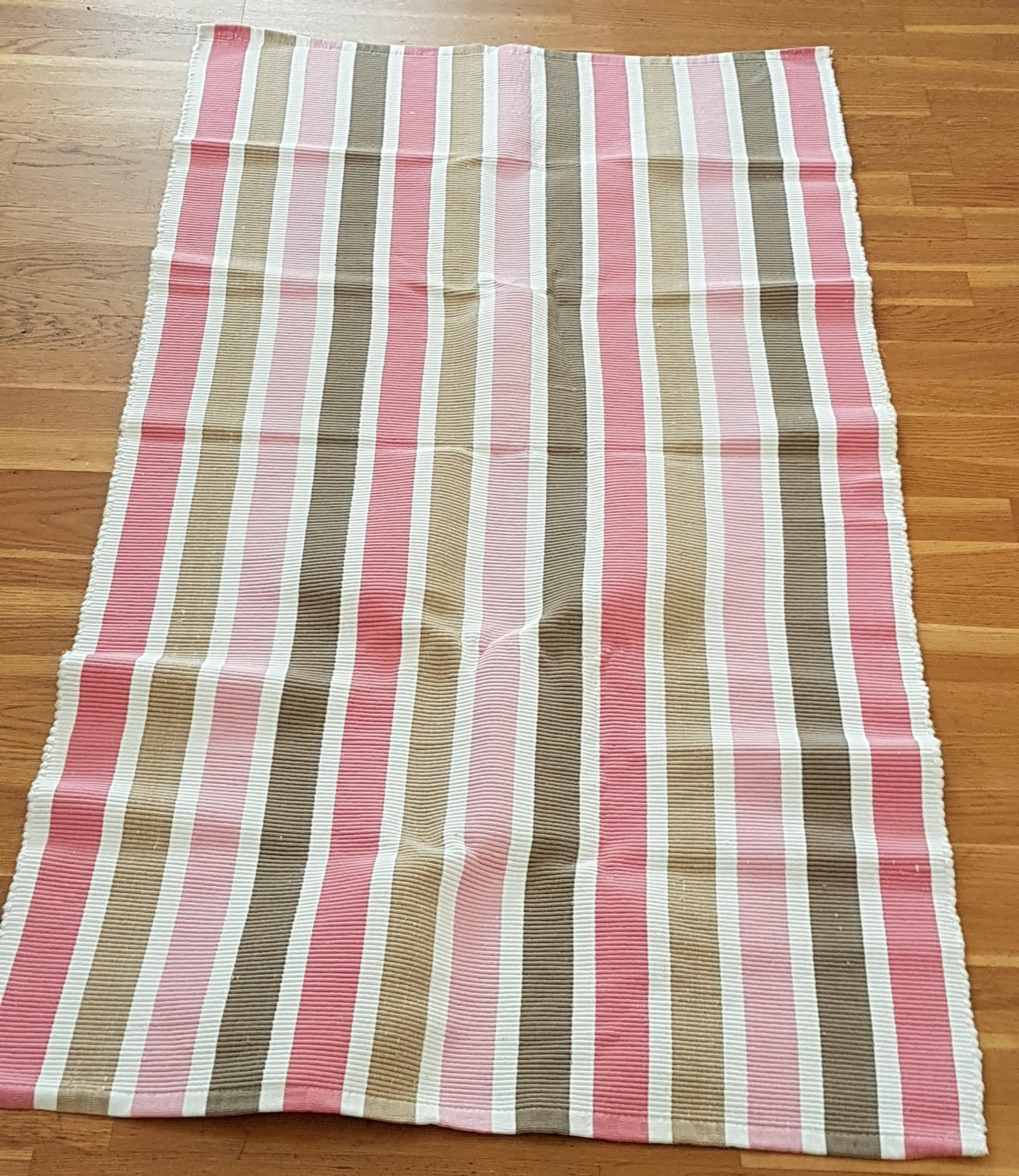 Två stycken mattor i fina färger.