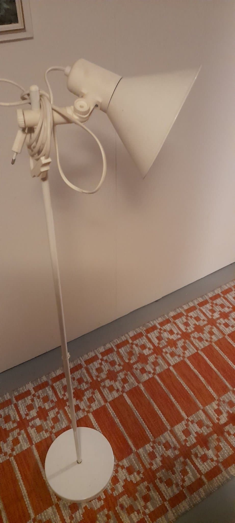 Töreboda Golvlampa vit. RETRO