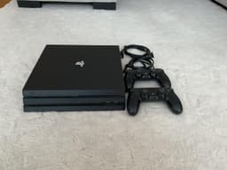 PS4 Pro + 2 kontroller, kablar ingår!!!