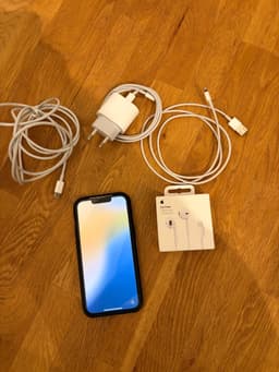 Apple iPhone 13 Pro Gold 256 GB nya hörlurar och flera tillbehör