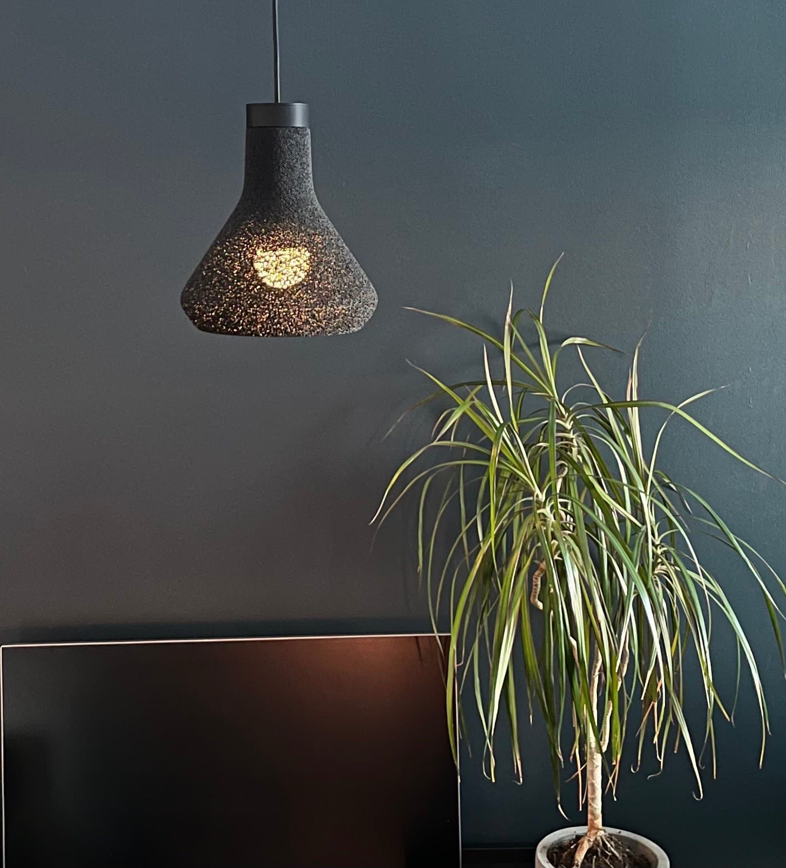 Lampan Mossa - Lampskärm i skandinavisk design med organiskt ljusspel