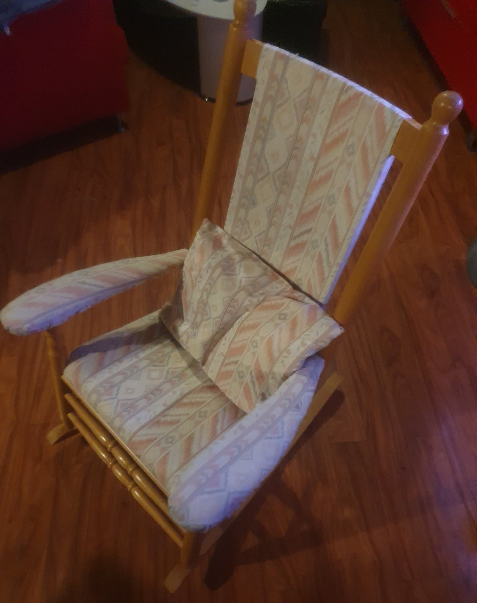 Gungstol i furu med klädfa armstöd, rygg och sittdyna. Matchande kudde.