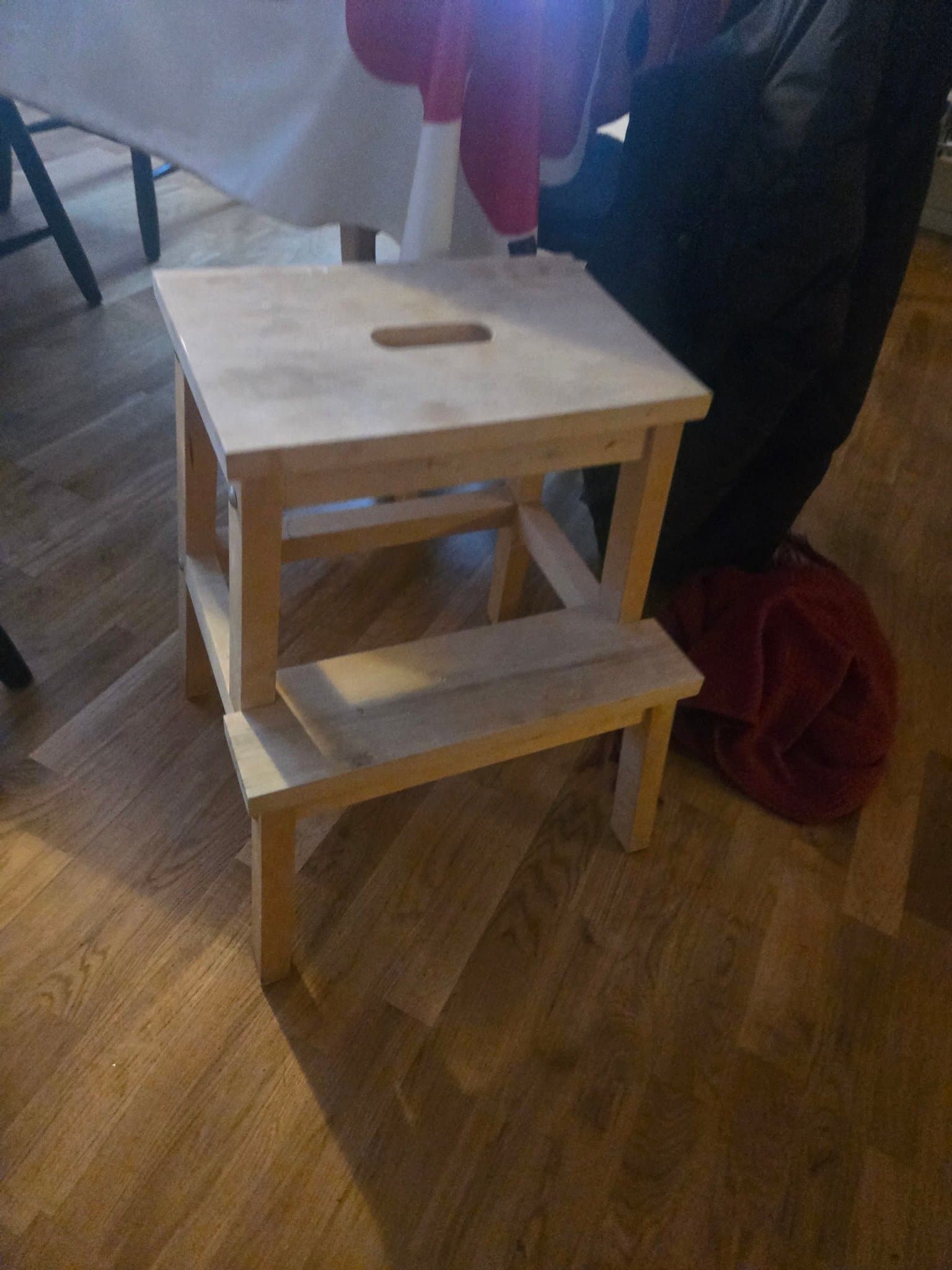 Träpall med trappsteg. Ikea