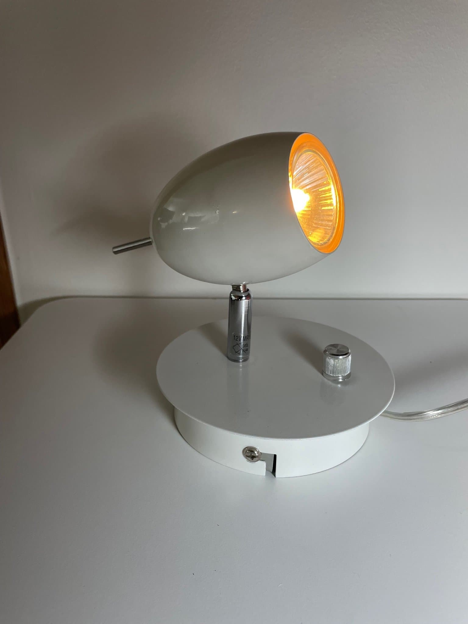 Space Age bordslampa – By Rydéns – vit – dimbar MR16