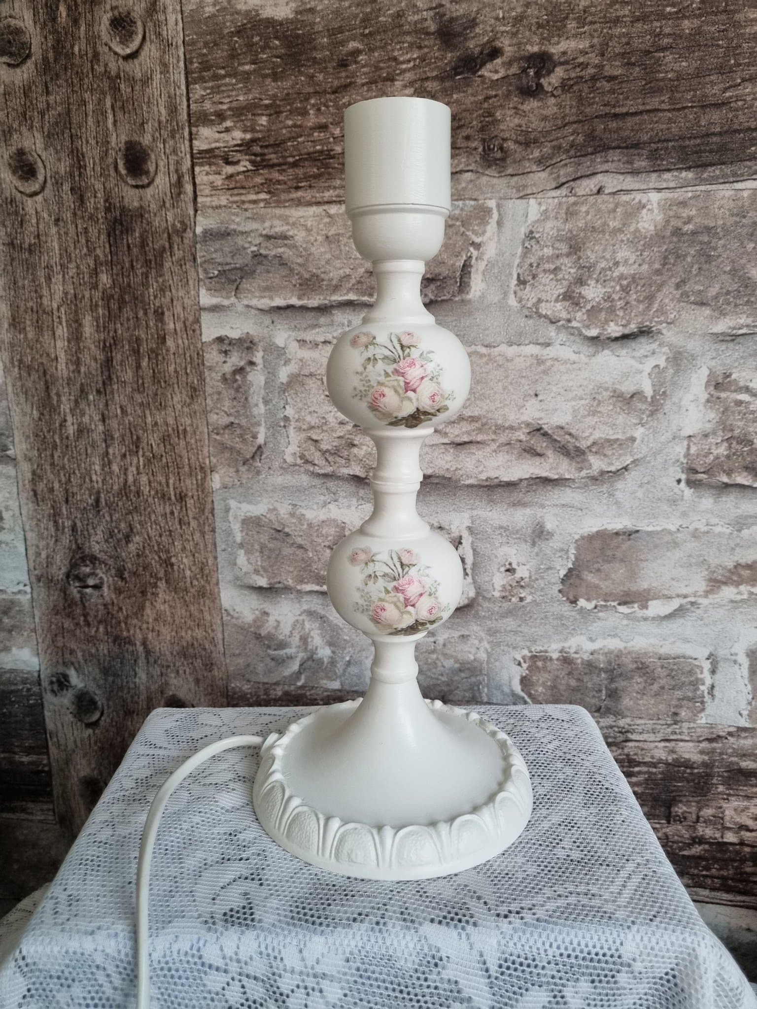 Lampfot , Handmålat, Shabby chic, Vitt Rosor, Romantiskt