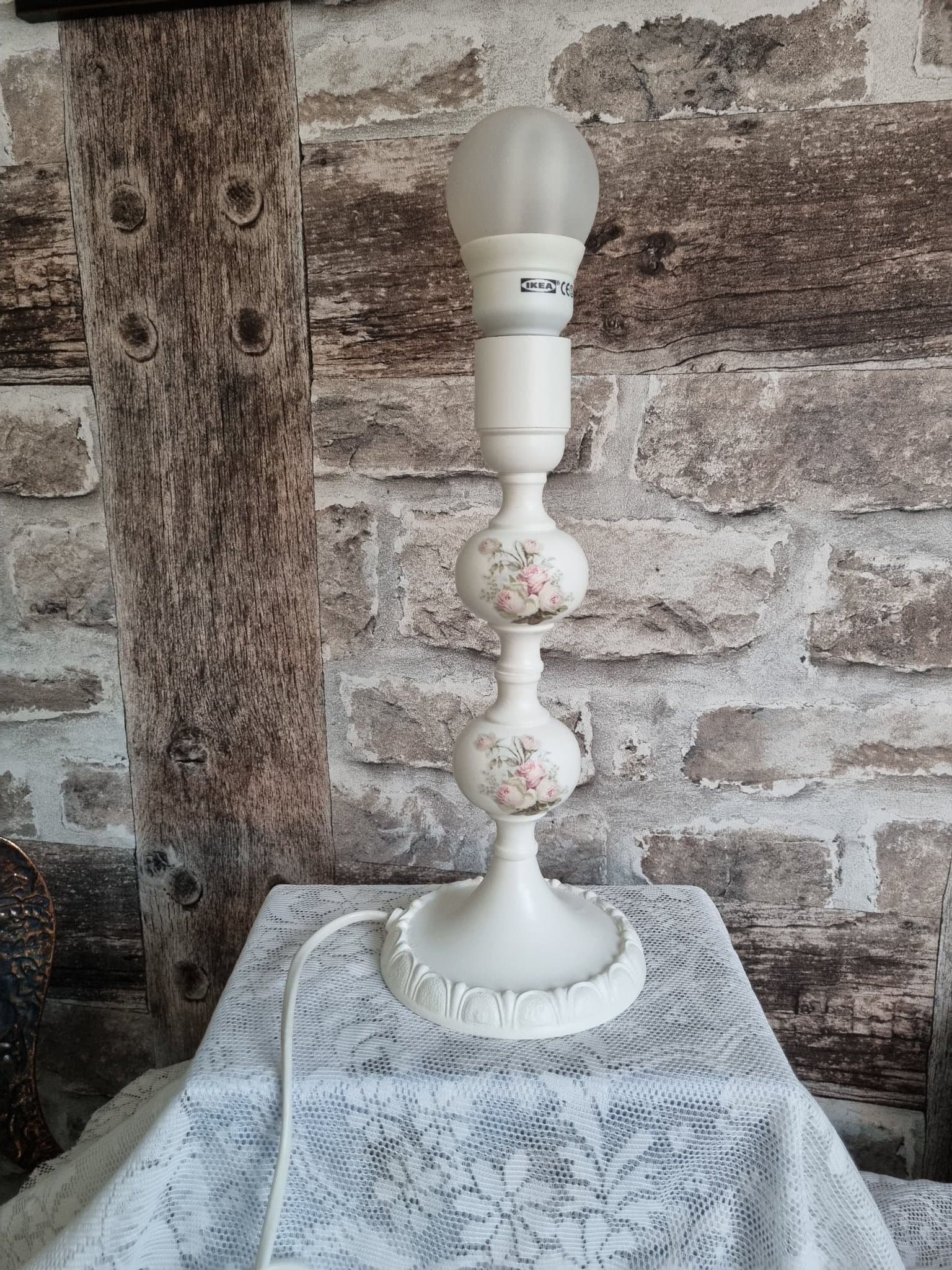 Lampfot , Handmålat, Shabby chic, Vitt Rosor, Romantiskt