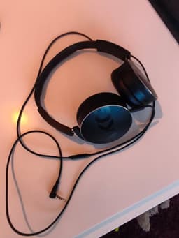 AKG Y50 – Kraftfullt ljud i kompakt premiumformat