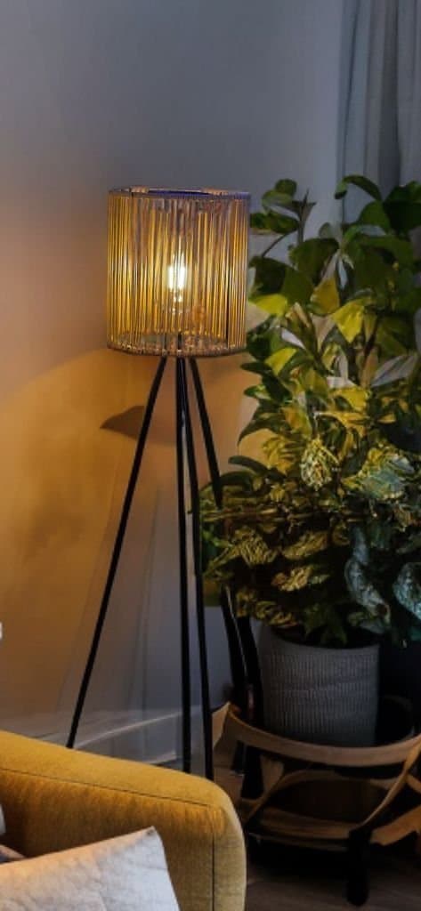 Handgjord Solcellsdriven Golvlykta i Rotting – Naturlig och Varm Belysning