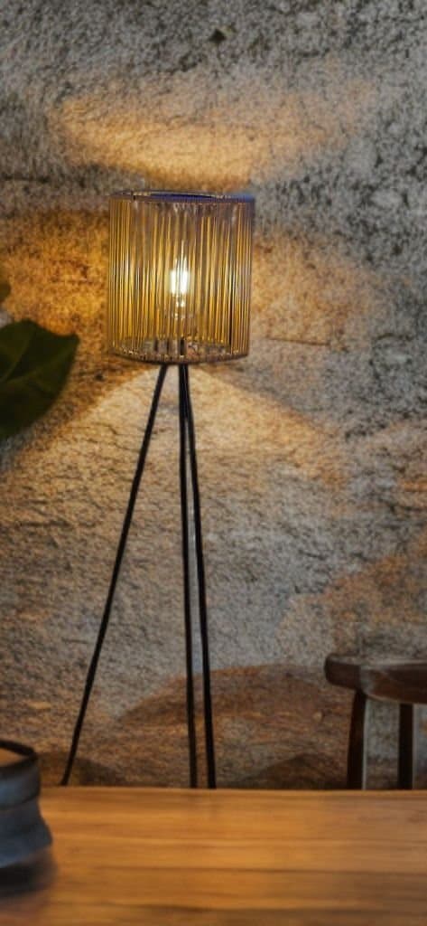 Handgjord Solcellsdriven Golvlykta i Rotting – Naturlig och Varm Belysning