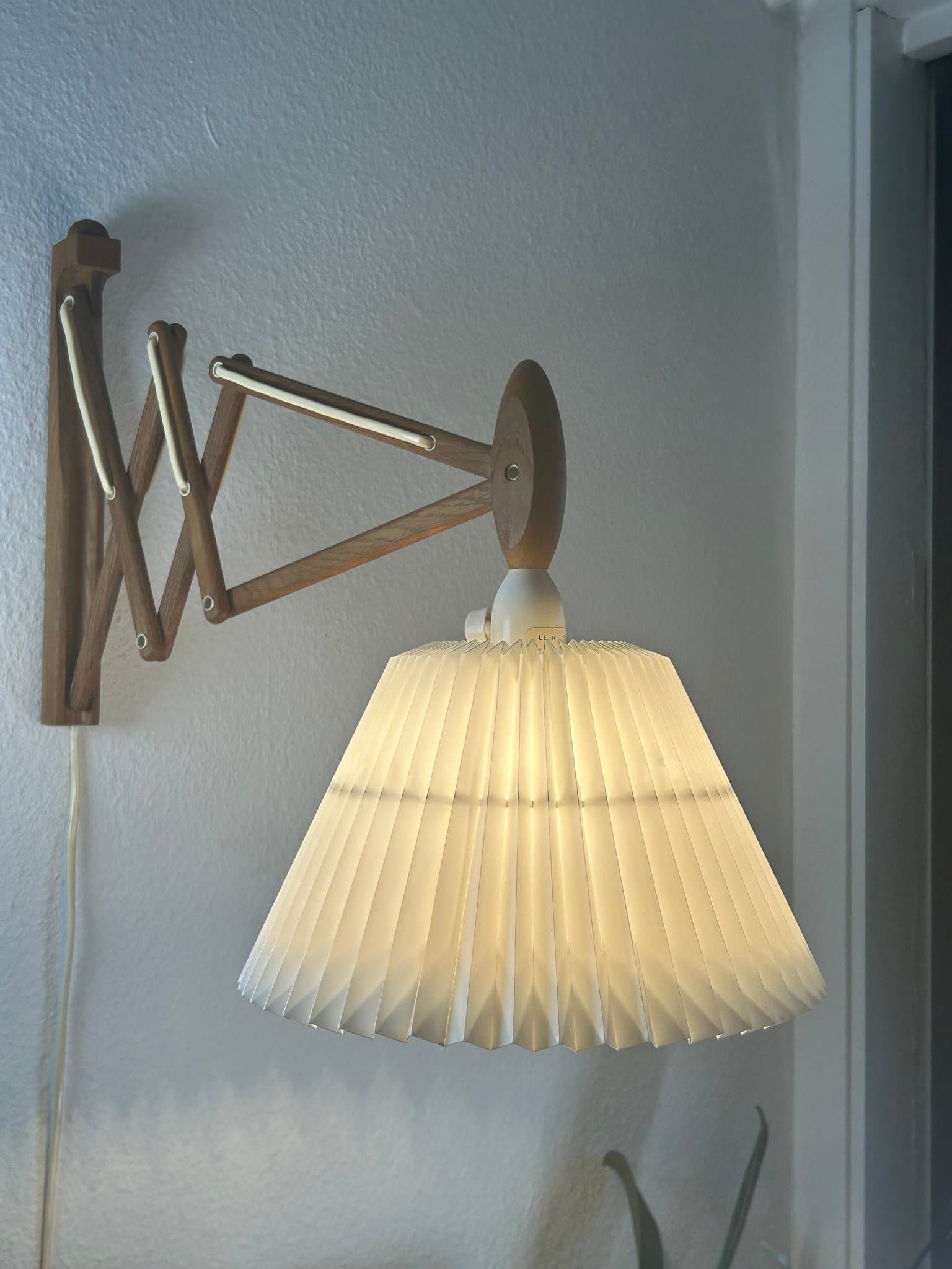 Le Klint sakselampa modell 223 - 324/335-2/17 nedåtvänd vägglampa, rökt ek