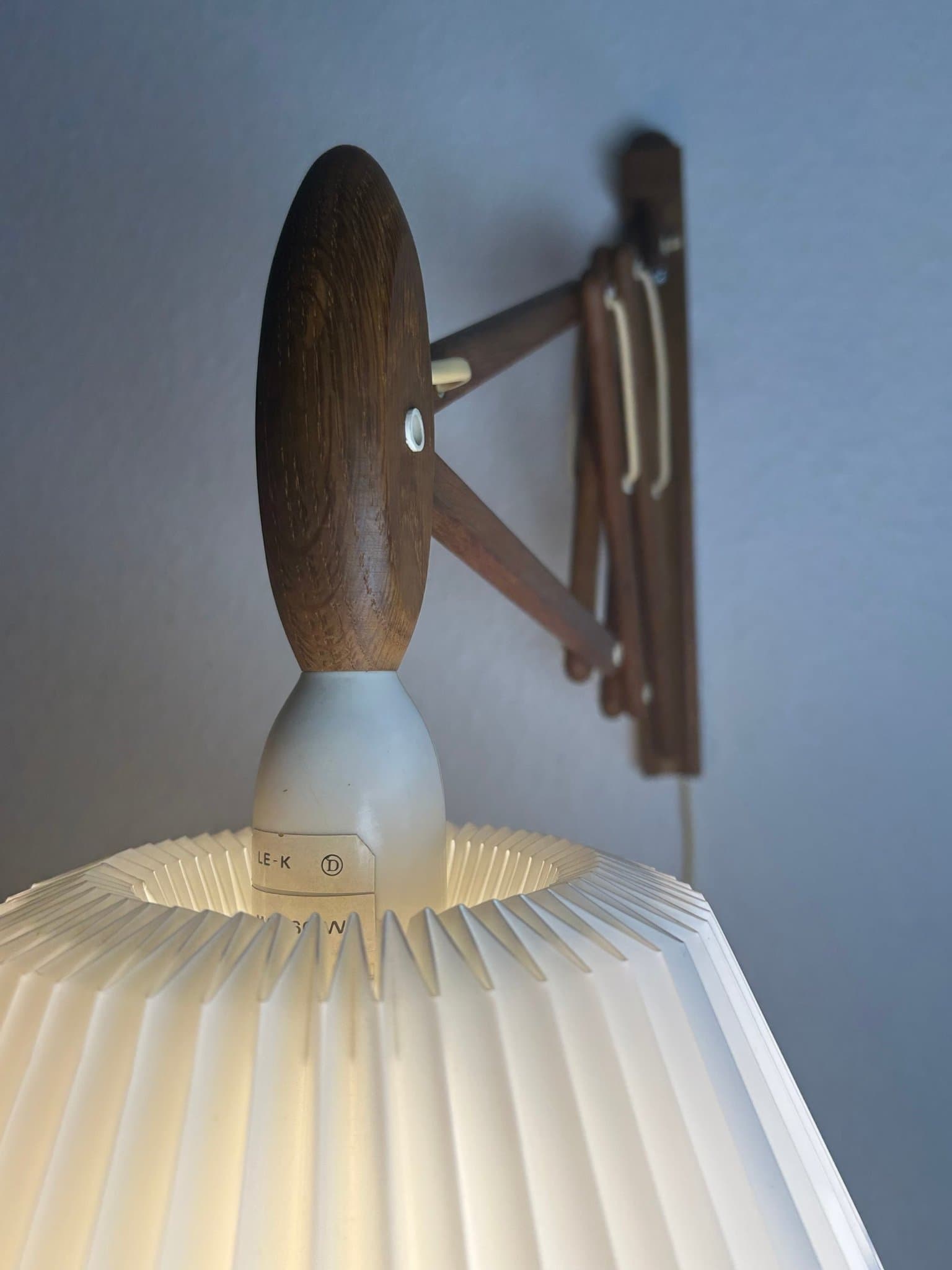 Le Klint sakselampa modell 223 - 324/335-2/17 nedåtvänd vägglampa, rökt ek