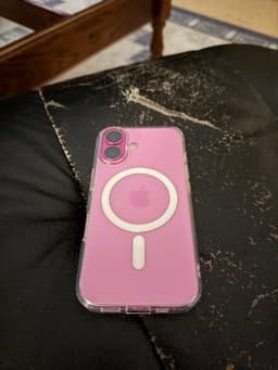 iPhone 16. Nytt skal och nytt skräm skydd sitter på.