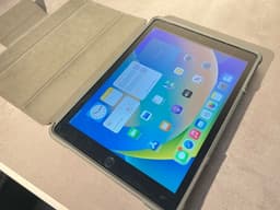 Apple iPad 9.7" 32GB (5th Generation) - i fint skick