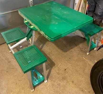 Grönt hopfällbart picknickbord med stolar