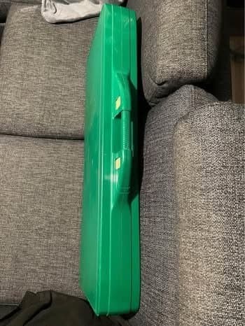 Grönt hopfällbart picknickbord med stolar