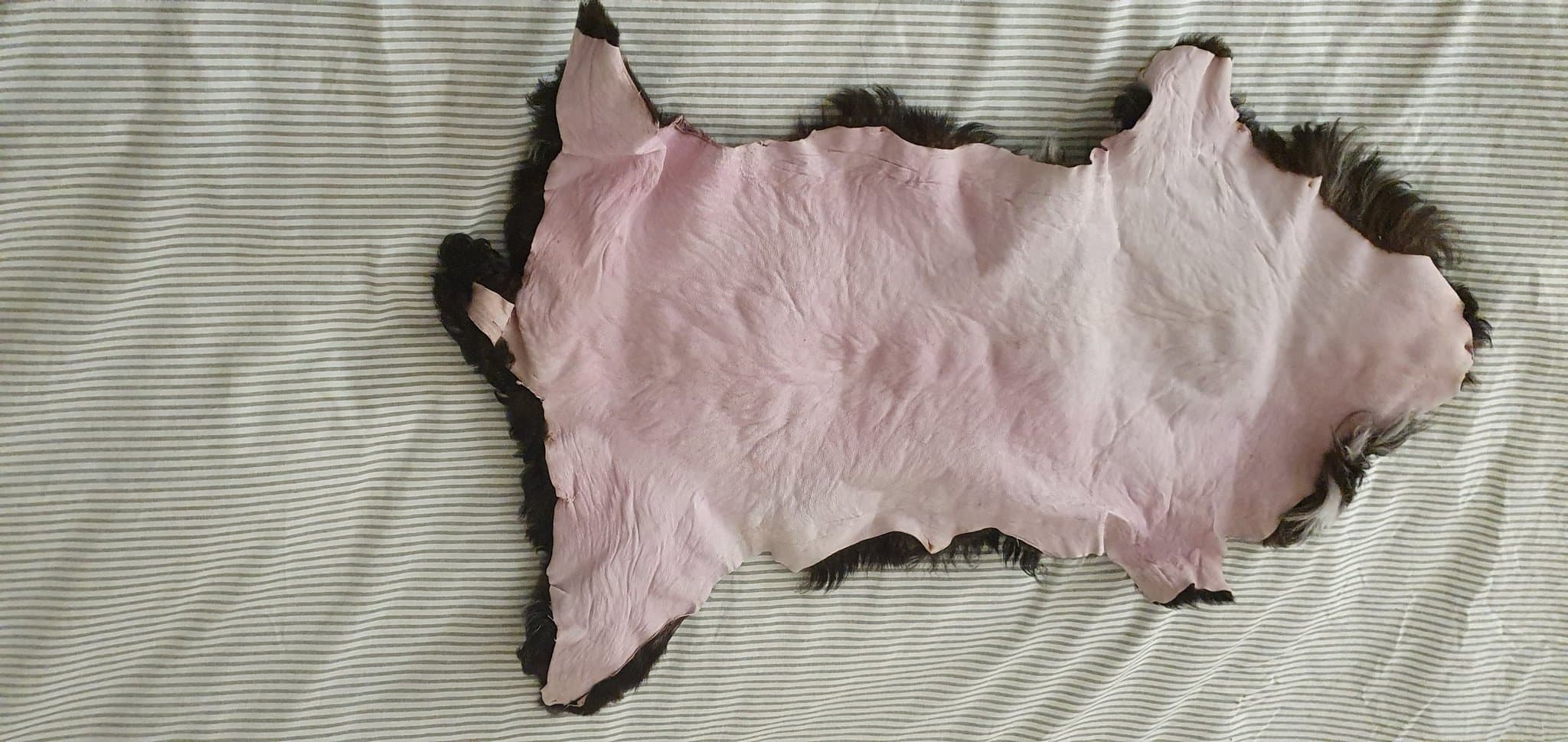 Lammskinn i svart och vitt – äkta fårskinn