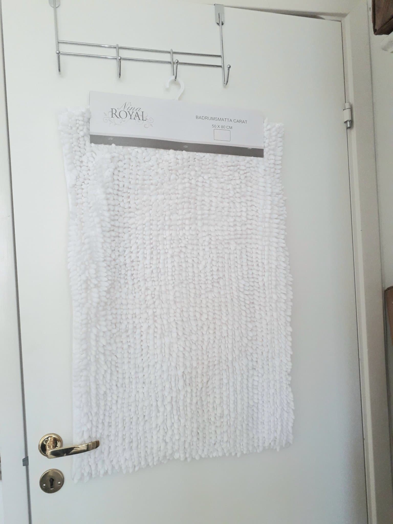 NY! VIT FLUFFIG BADRUMSMATTA CARAT FRÅN NINA ROYAL 50x80 cm