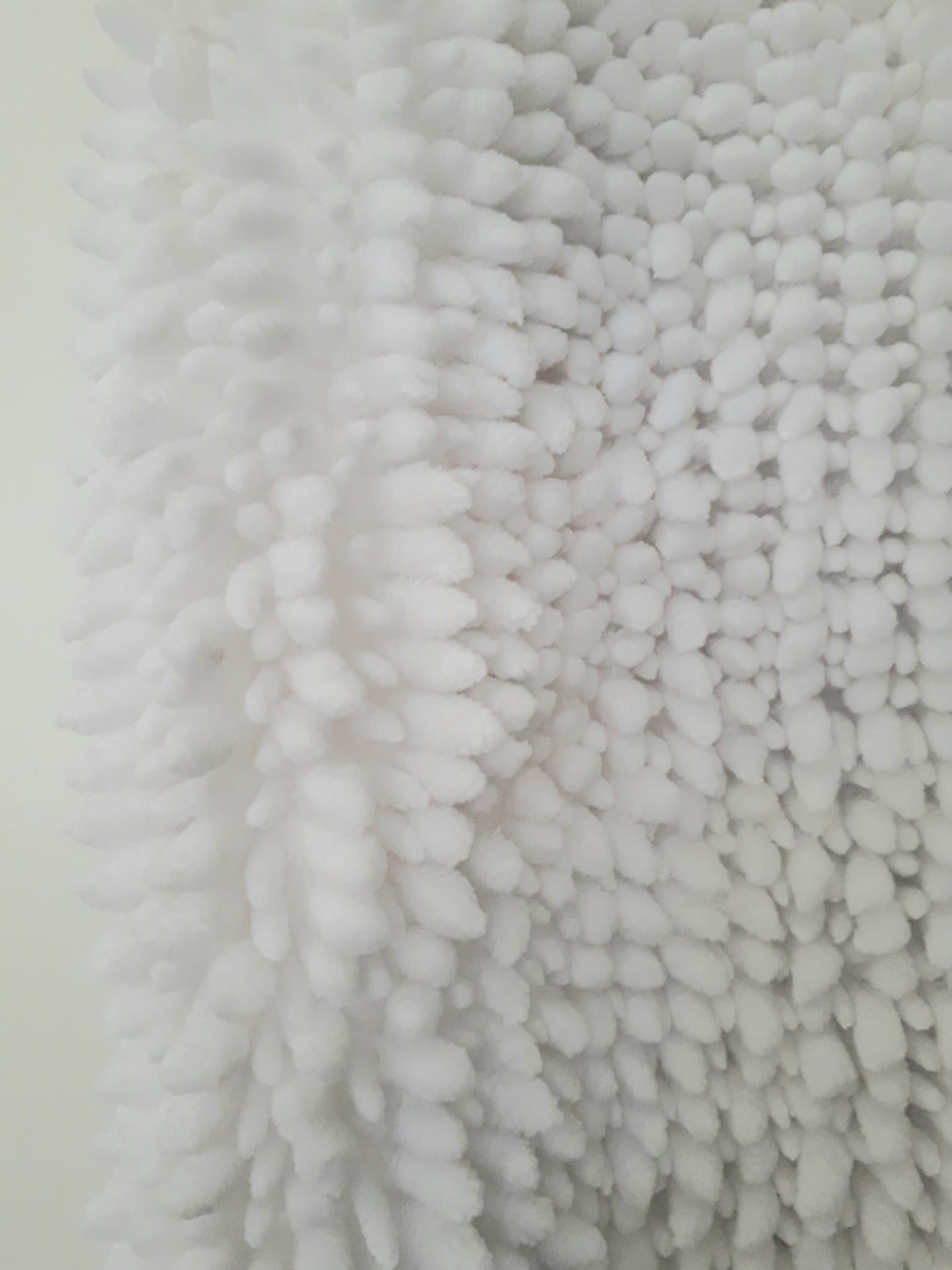 NY! VIT FLUFFIG BADRUMSMATTA CARAT FRÅN NINA ROYAL 50x80 cm