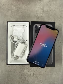 iPhone 11 Pro 64GB med laddare och nya hörlurar