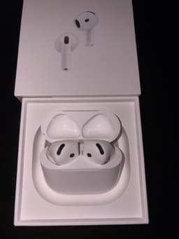Apple AirPods 4 med aktiv brusreducering