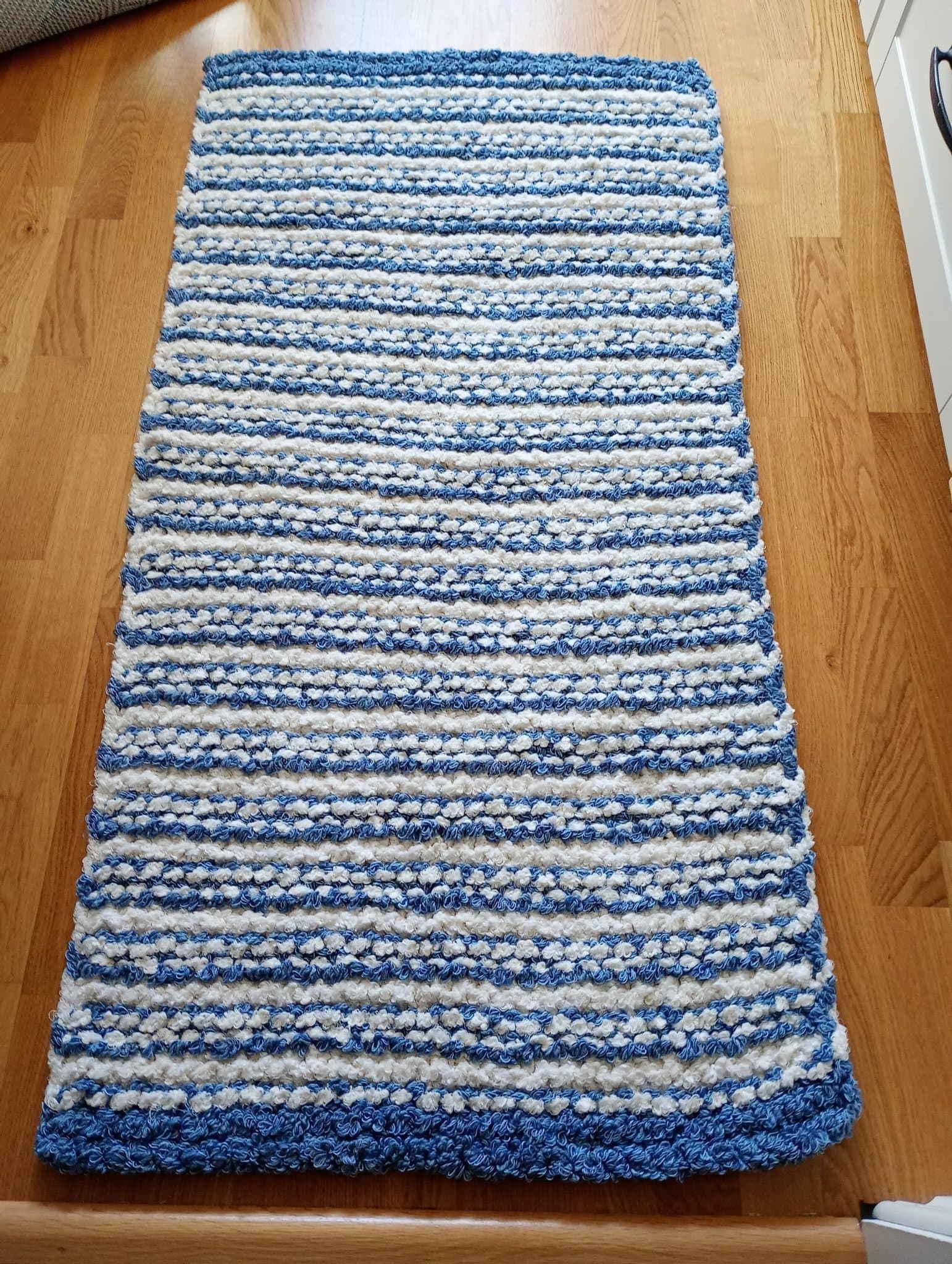 Handvirkad matta i blått och vitt