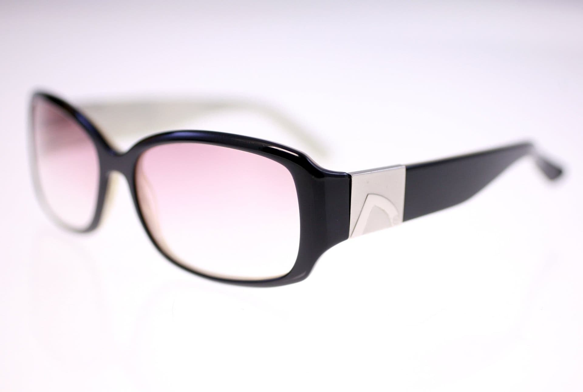 Wimbledon Brand ladies sunglasses with strength + case-circa 2010s (Weight: 44g)