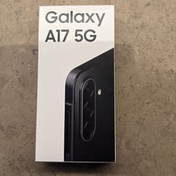Samsung Galaxy A17 5G i oöppnad förpackning.