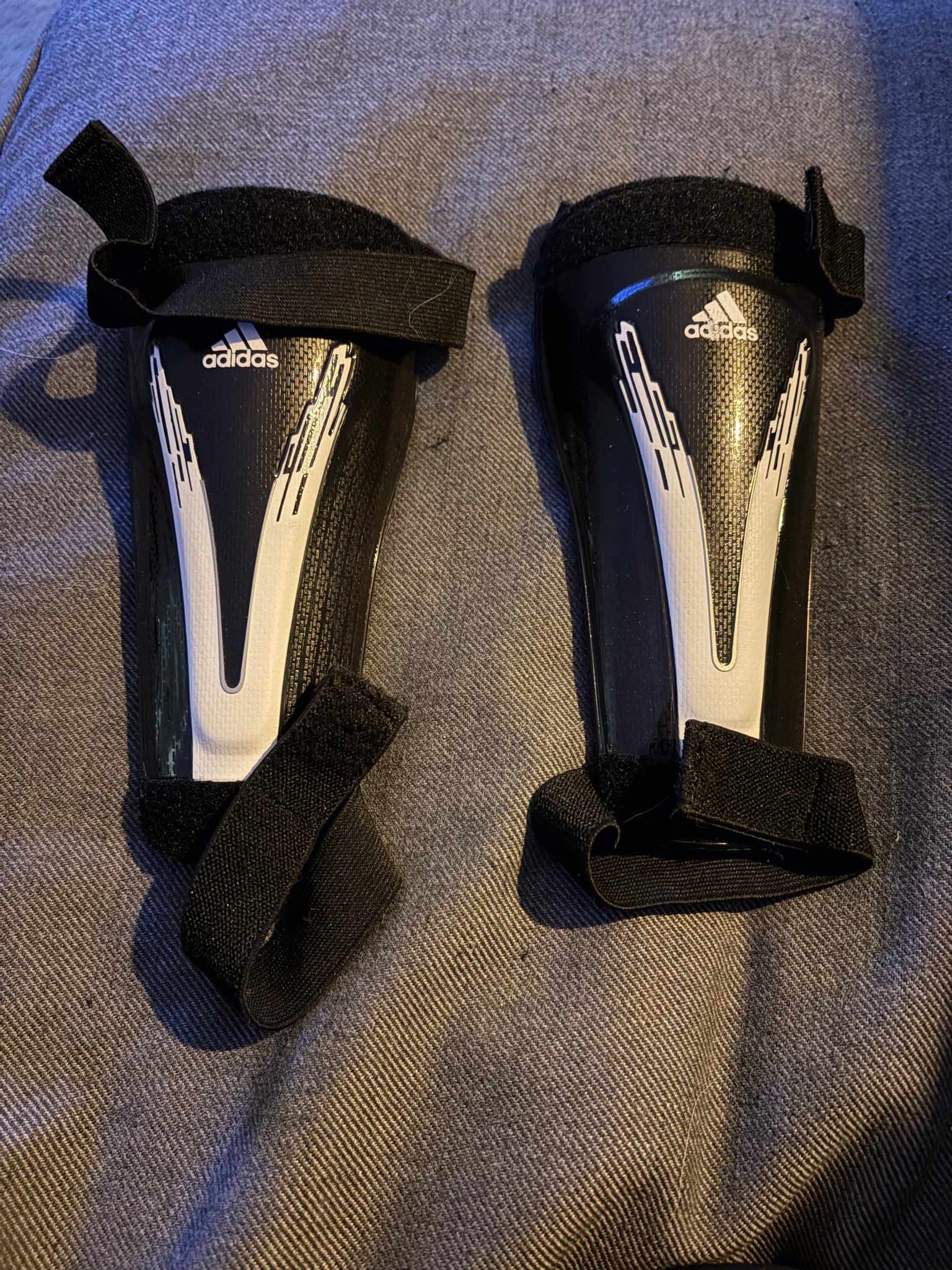 Adidas benskydd fotboll stl m