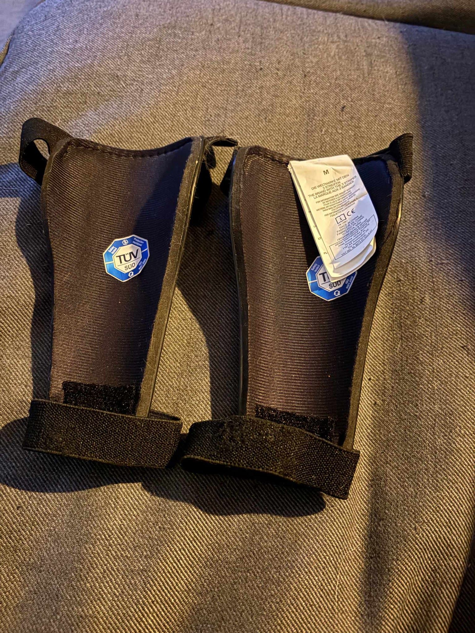 Adidas benskydd fotboll stl m