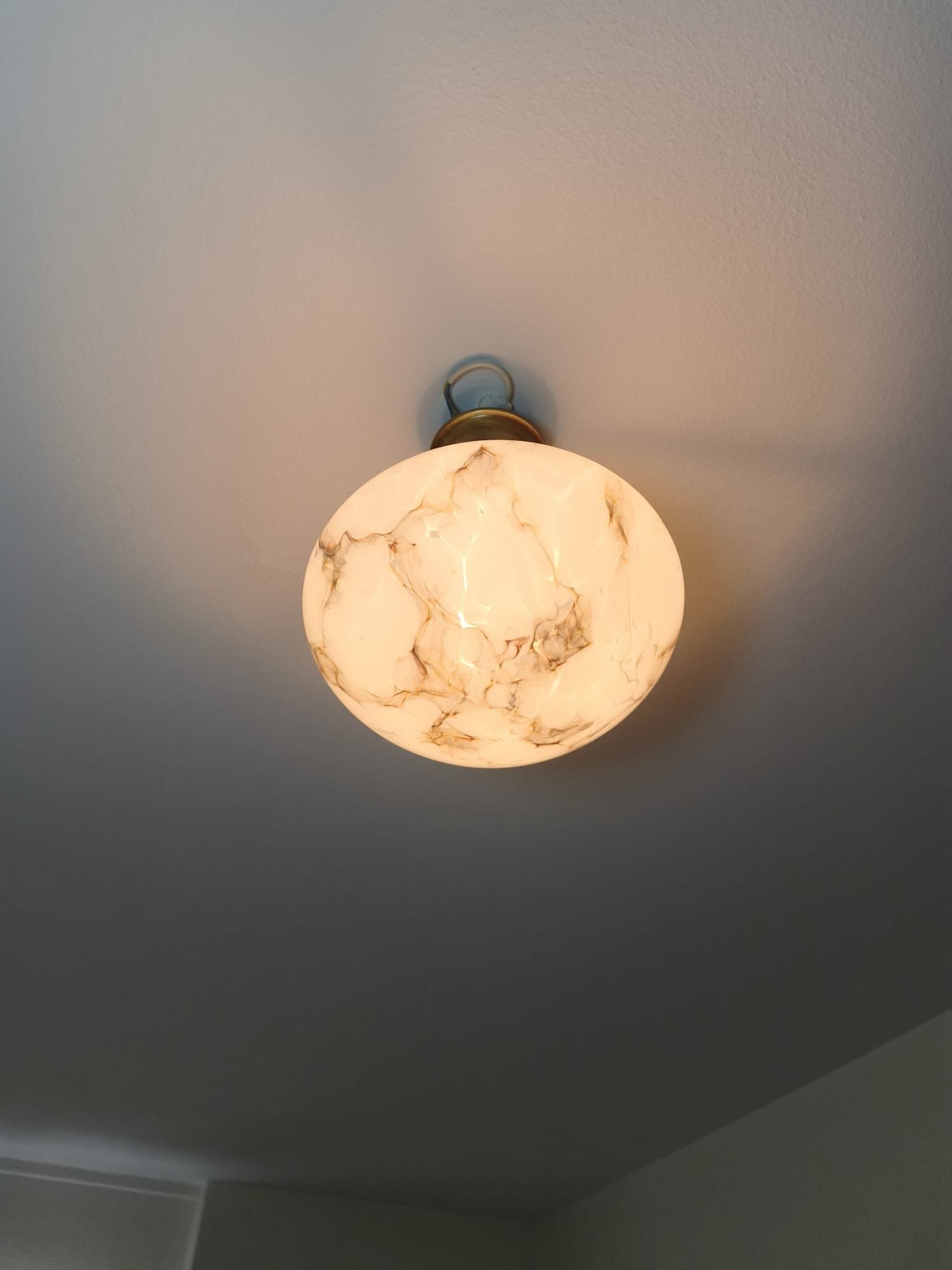 Ateljé Lyktan taklampa – Modell 6010 (marmorerat glas)