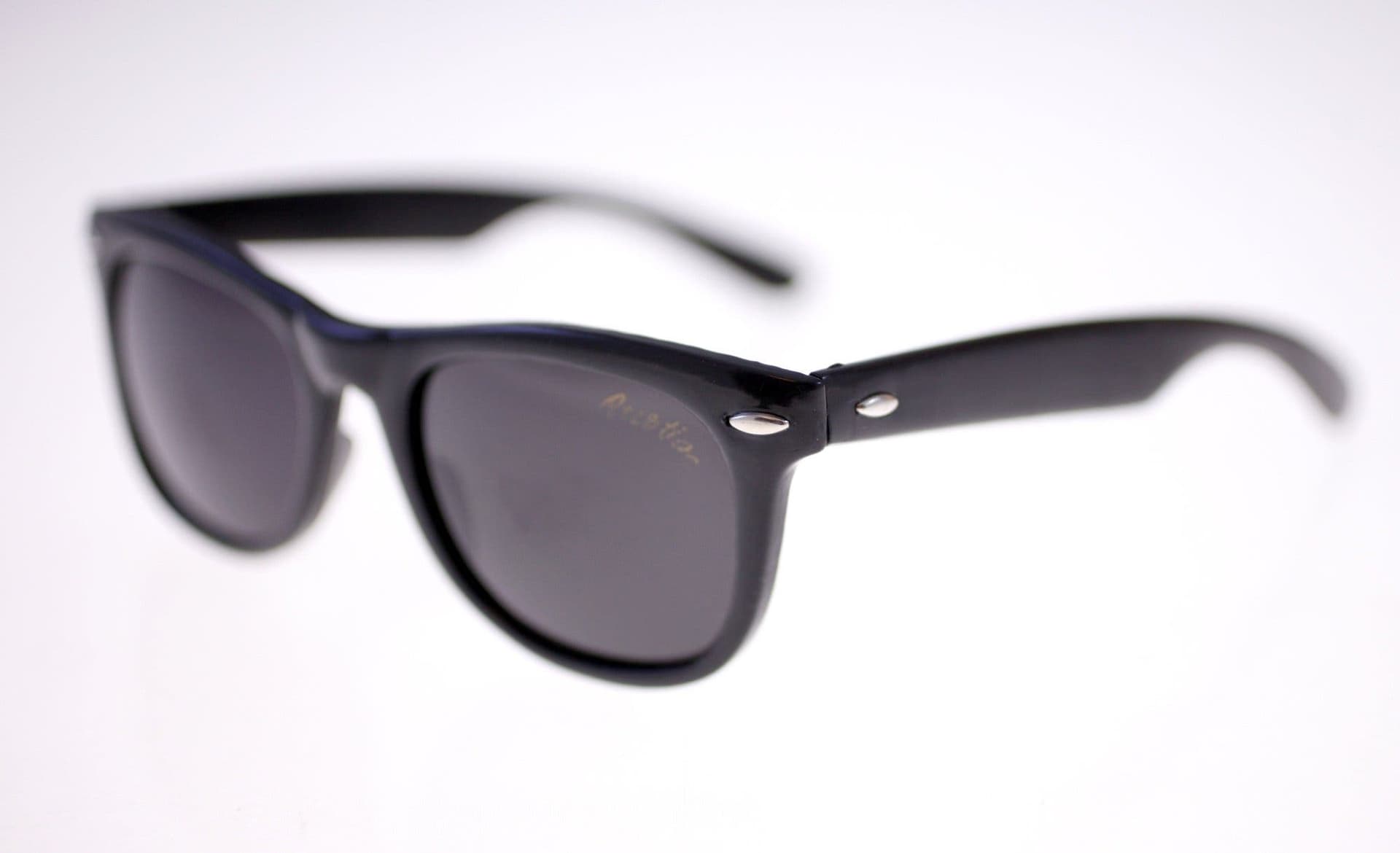 Vintage sunglasses for men-circa 1990s with dark grey lenses (Weight: 30g)