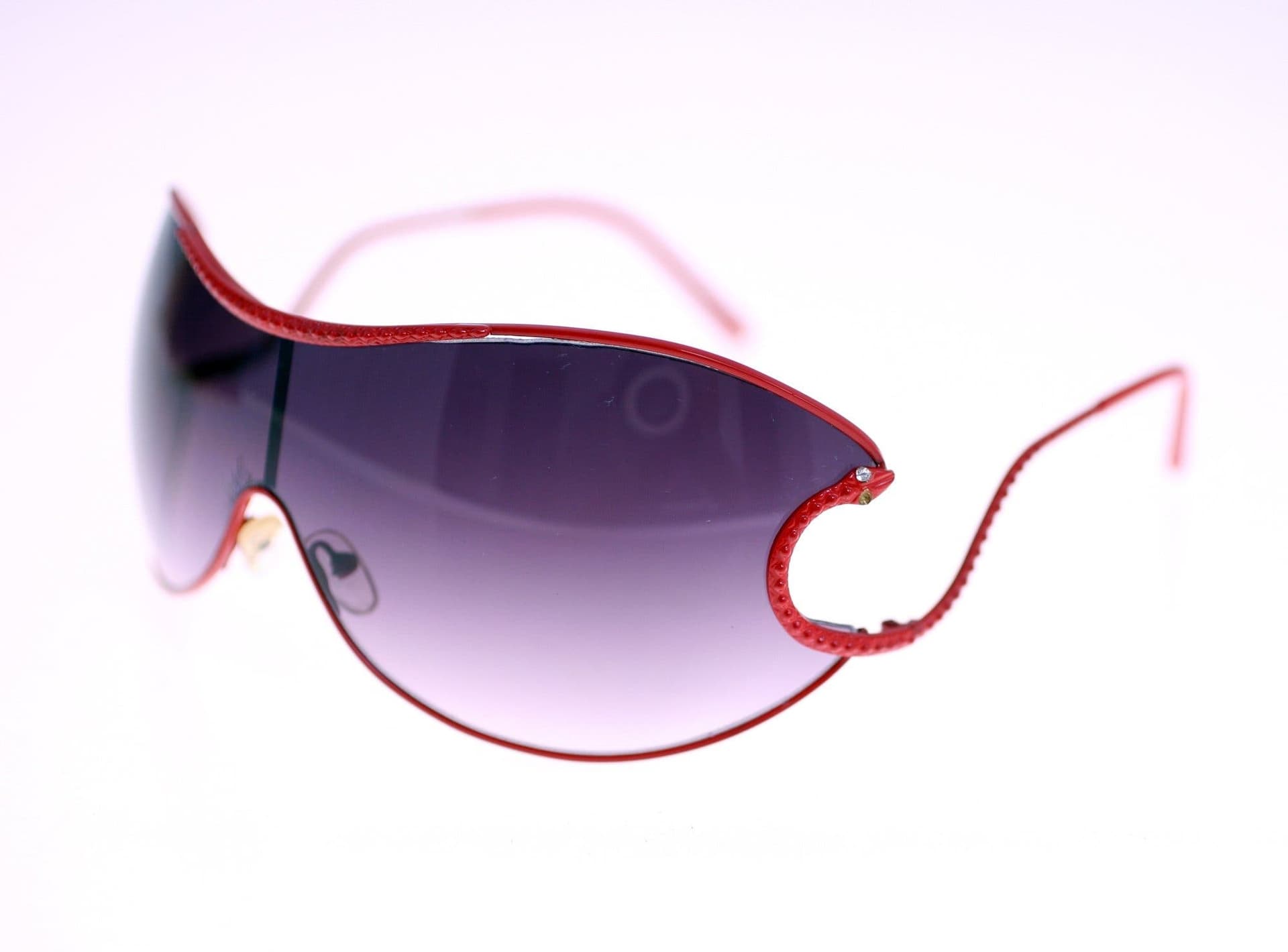 Ladies wraparound sunglasses with a shield lens circa 2010s (Weight: 34g)