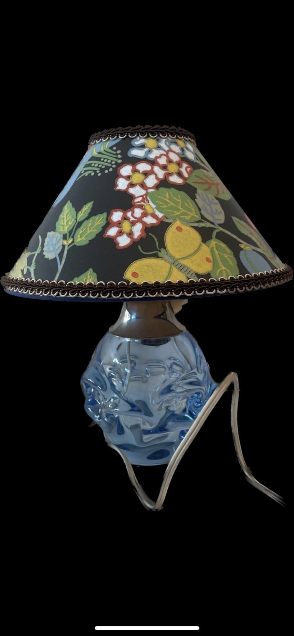 Bordslampa med blå fot och lampskärm Josef Frank