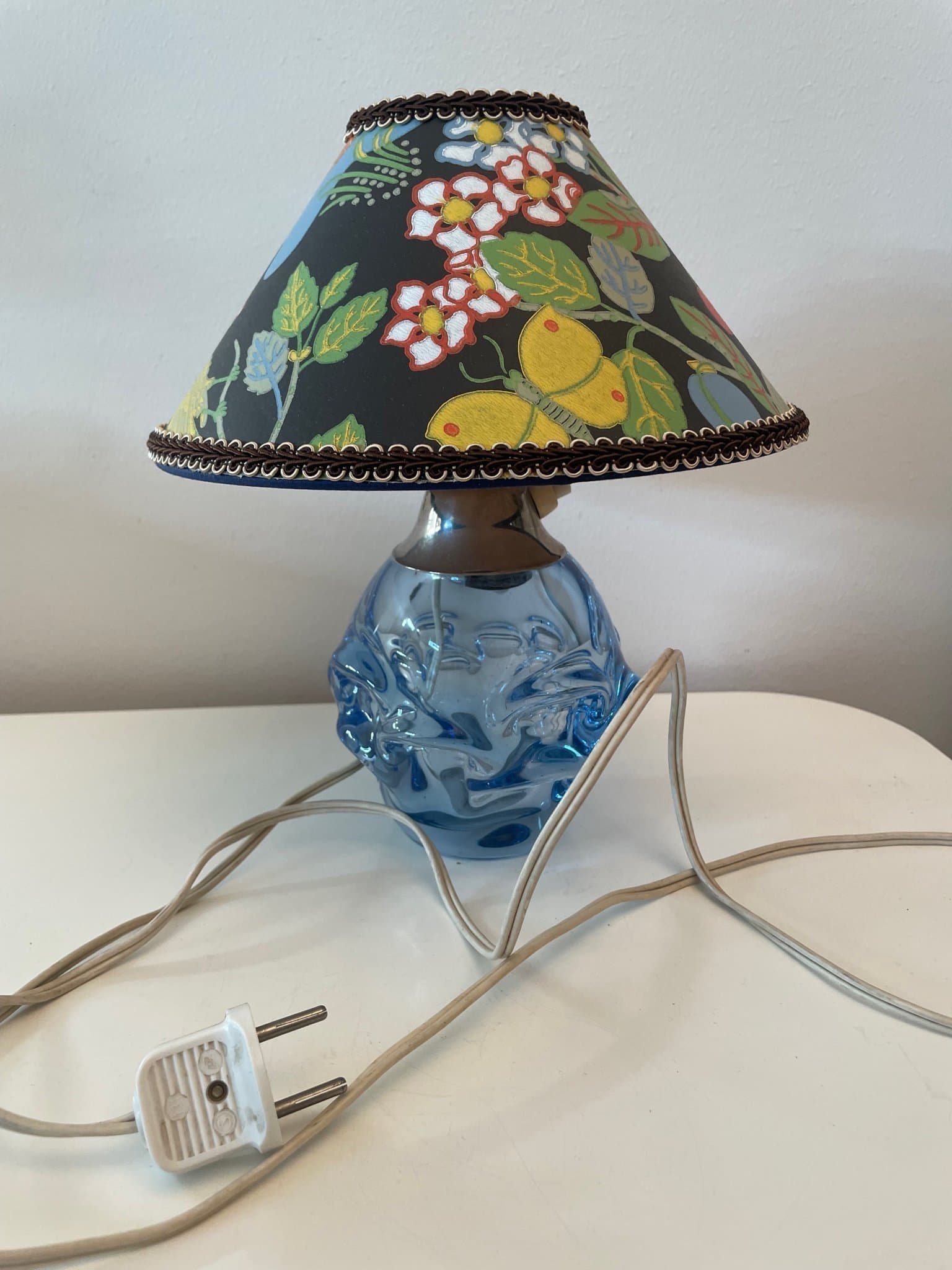 Bordslampa med blå fot och lampskärm Josef Frank