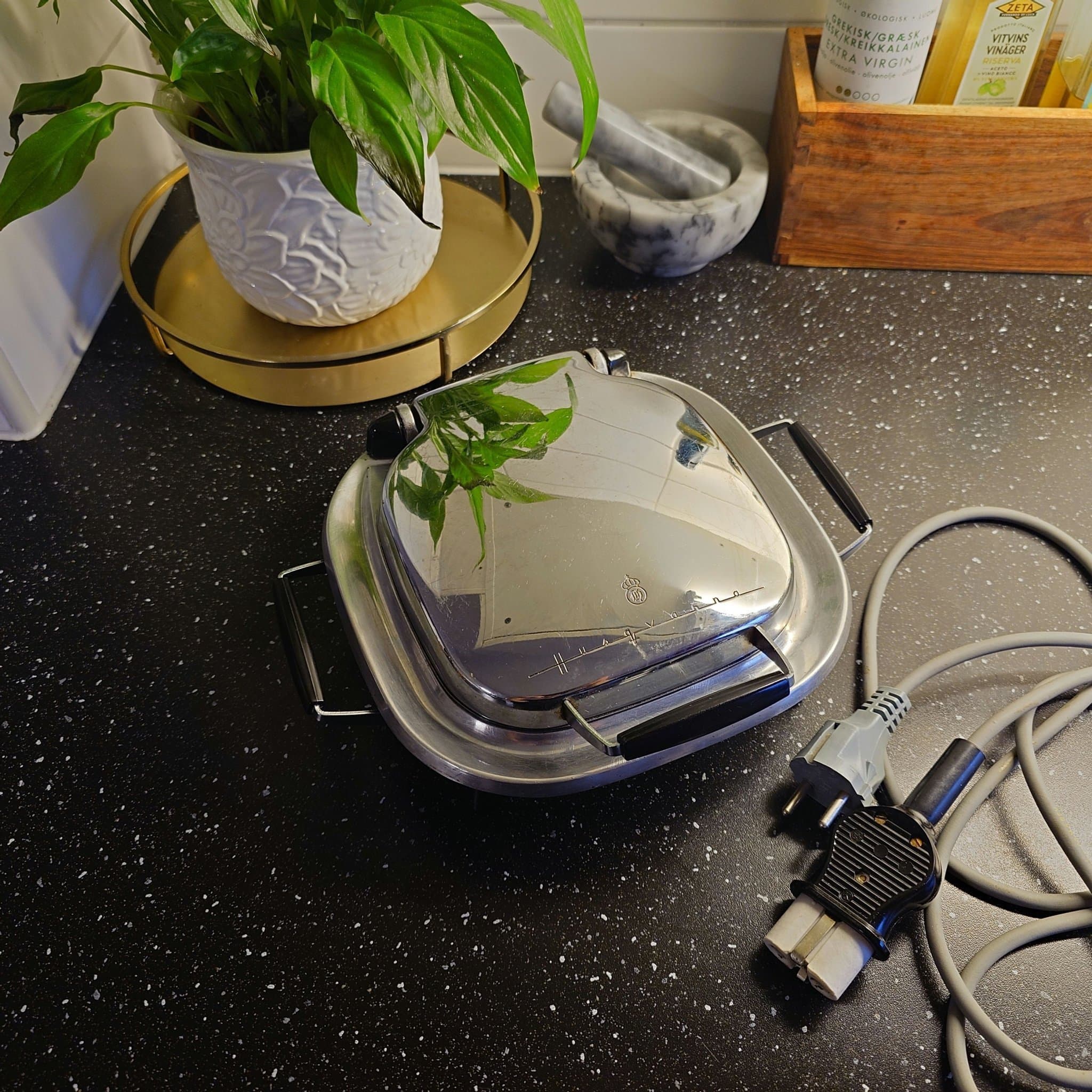 Husqvarna Våffeljärn Månlandaren Jordad kabel Sixten Sason typ 34100