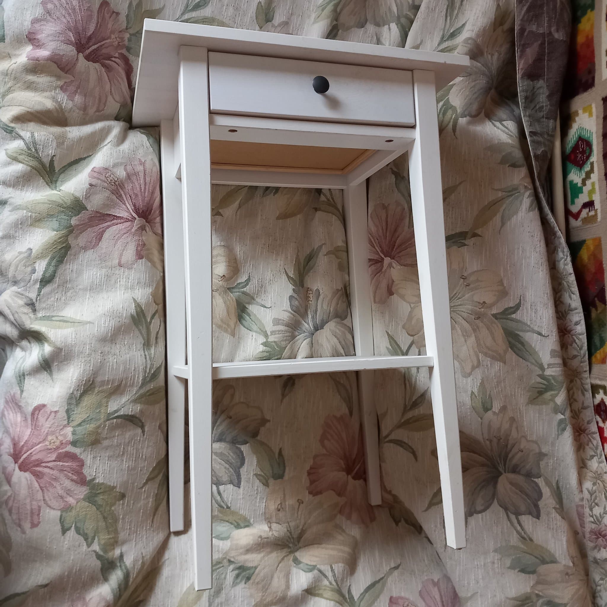 Sängbord med låda